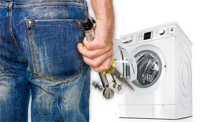 Ein Mann mit Werkzeug in der Hand steht vor einer geöffneten Waschmaschine, bereit für eine Reparatur.